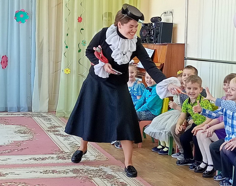 Сегодня мамин праздник песня плюс. Праздники в детском саду. Дети праздник. Сегодня мамин праздник.